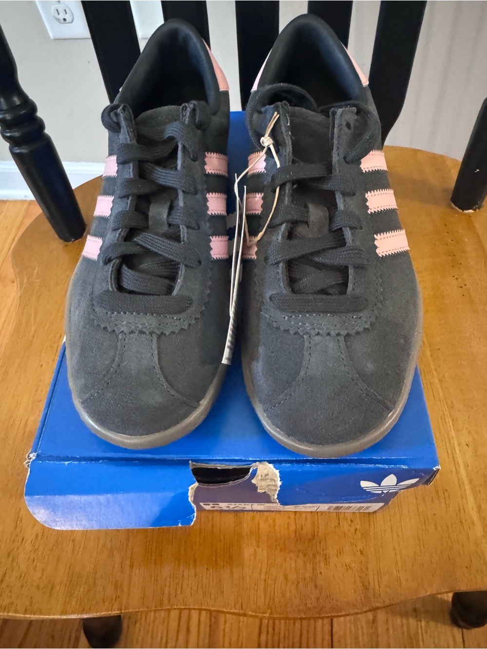 adidas Women’s Stadt Gray (Carbon) Suede Sneakers with Pink Stripes NIB size 6.5